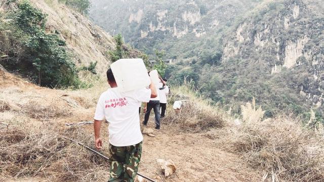 挖水池建投食点帮灰叶猴应对干旱 长江商报公益联盟护