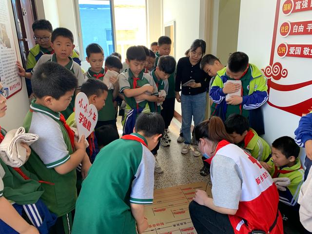 新乡市牧野区黄岗小学近千名师生前往红十字应急救护培训基地参观学习