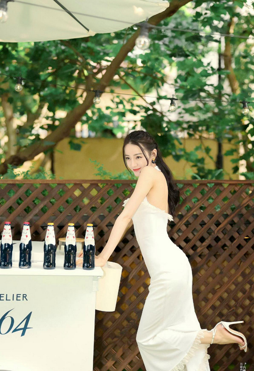 迪丽热巴小蛮腰美腿玉足