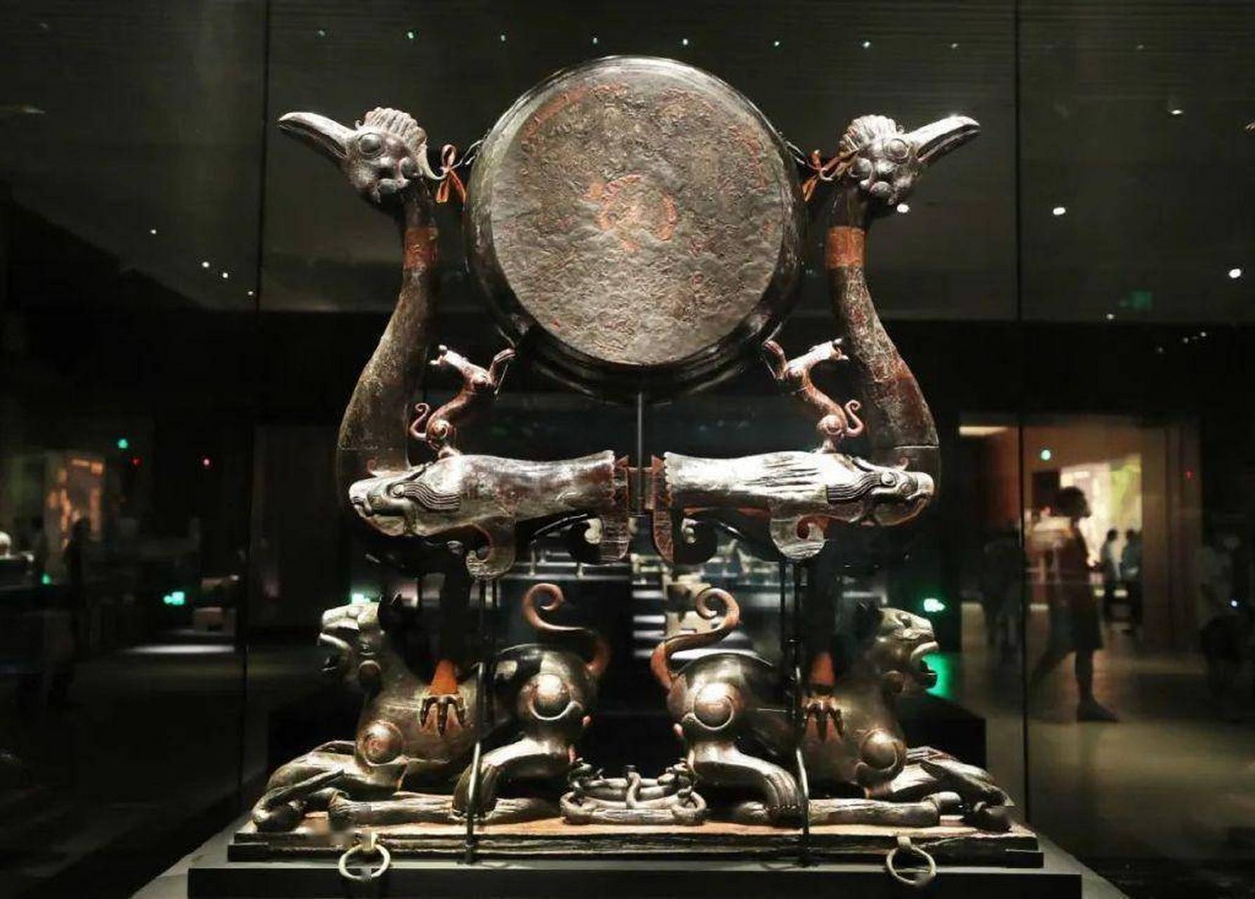 湖北博物馆收藏的国宝级文物"虎座鸟架鼓",出土于一座战国古墓.