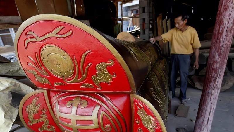 见棺发财,棺材古时寓意着财运,那么红色的棺材又代表什么意思?