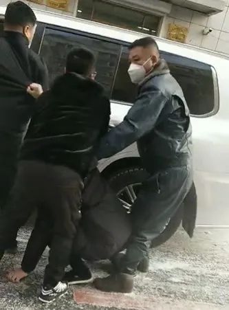 狂人"四平大壮"非法限制他人人身自由 被警方处理了!