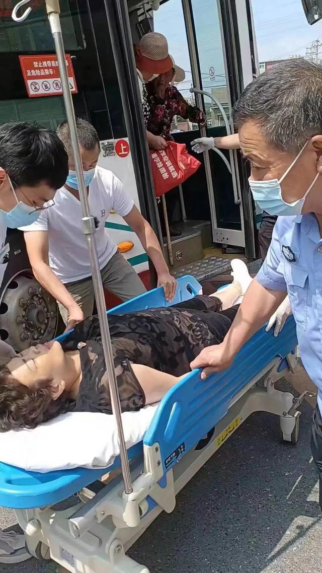 大连408路公交车上,女乘客:"我不行了!"随后