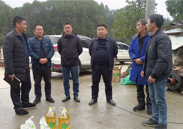 田运栋在石固乡看望慰问受灾群众