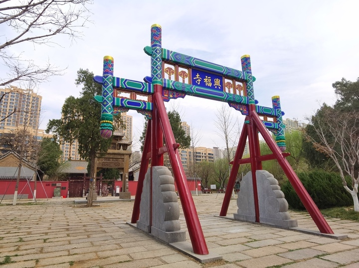 济南兴福寺前木质牌坊修缮完成