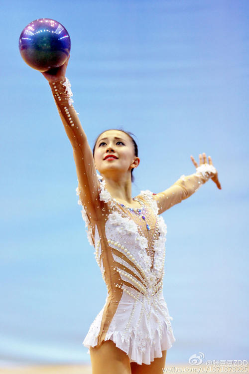 体操女神张豆豆比赛照,身材苗条,皮肤白嫩,空中一字马太惊艳!