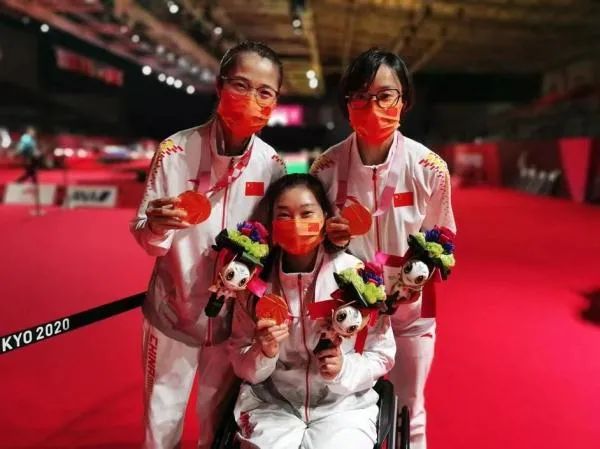 谭淑梅获女子重剑团体金牌  图片来自新华社