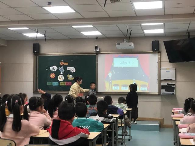 郫筒一小开展2022秋季竞进拉练暨语文赛课活动