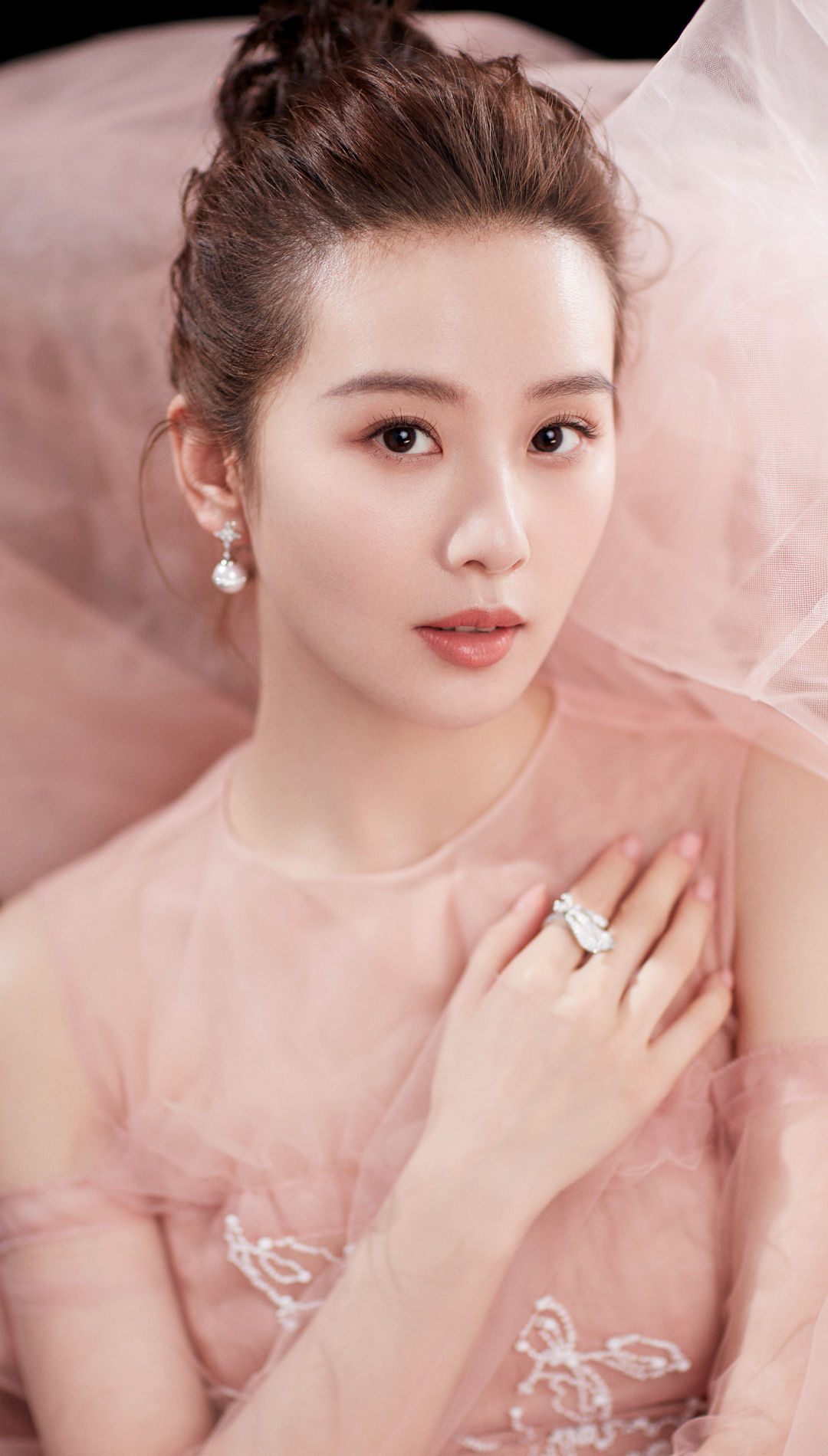 刘诗诗个人名义捐款,却引发网友对她婚姻状况的过度解读