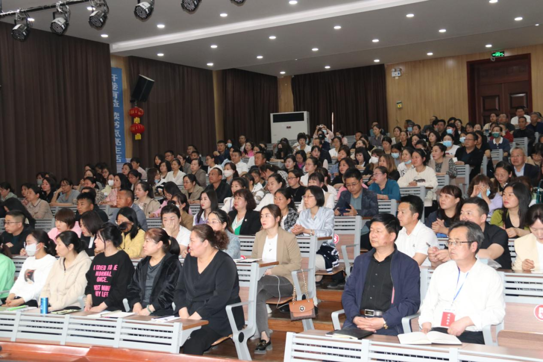 做快乐老师享幸福人生神木市家庭教育巡讲走进神木二中