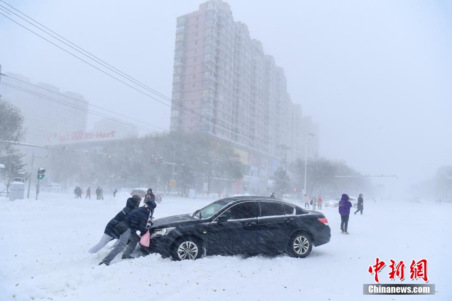 内蒙古通辽市遭遇特大暴雪 清雪工作正在进行