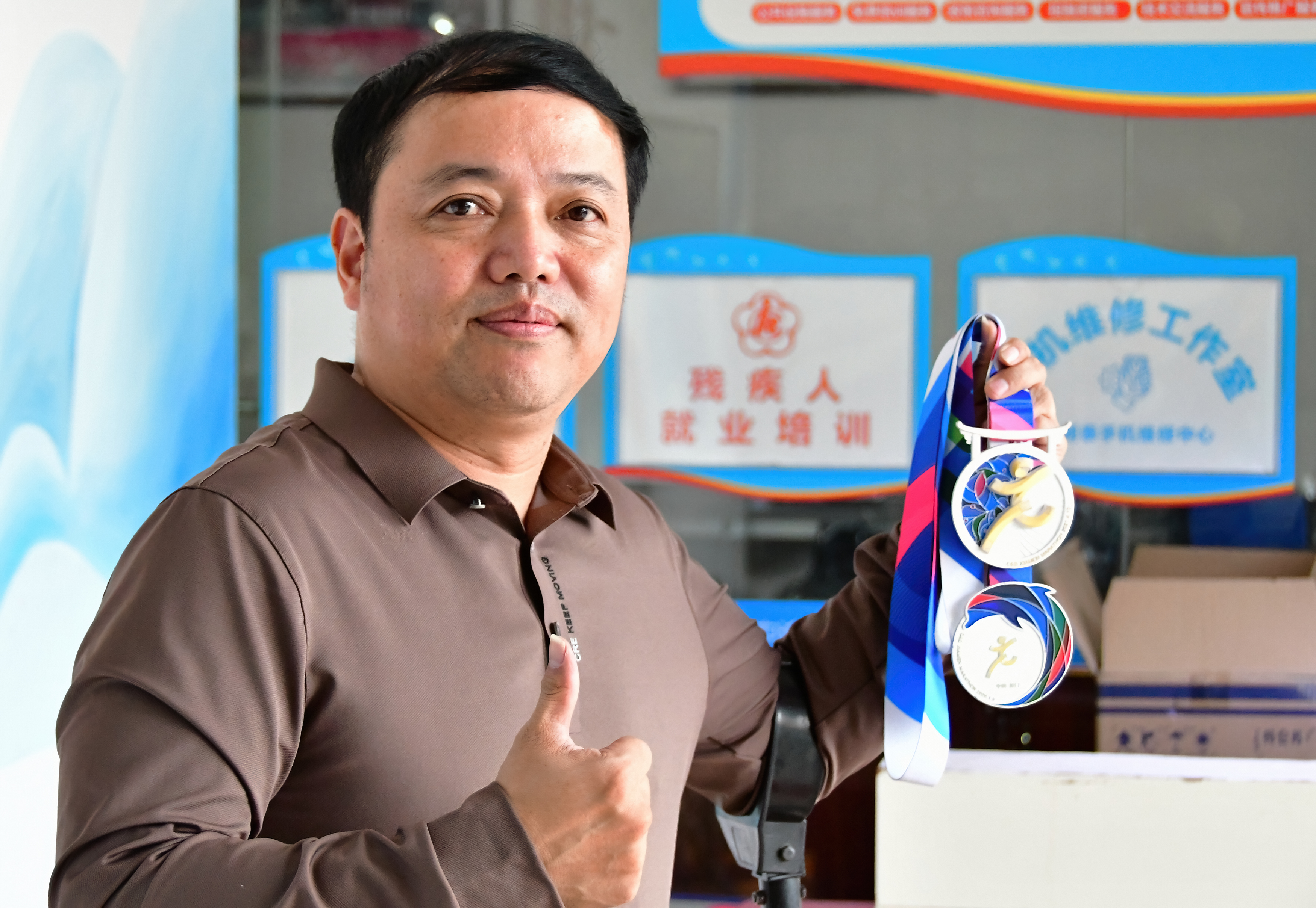 折断翅膀,依然骄傲飞翔——记"轮椅跑者"谢启明