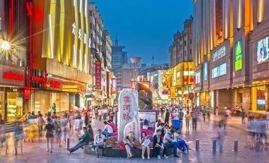 淮河路步行街地处合肥市老城中心,街区购物餐饮休闲等业态丰富,周边