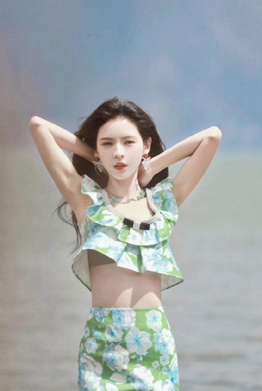 张予曦秀小蛮腰,裙子盖臀.他为这群人拍摄了舒适的生活照片.