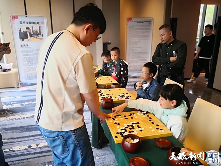 知名国手王昊洋在百里杜鹃开展指导棋活动