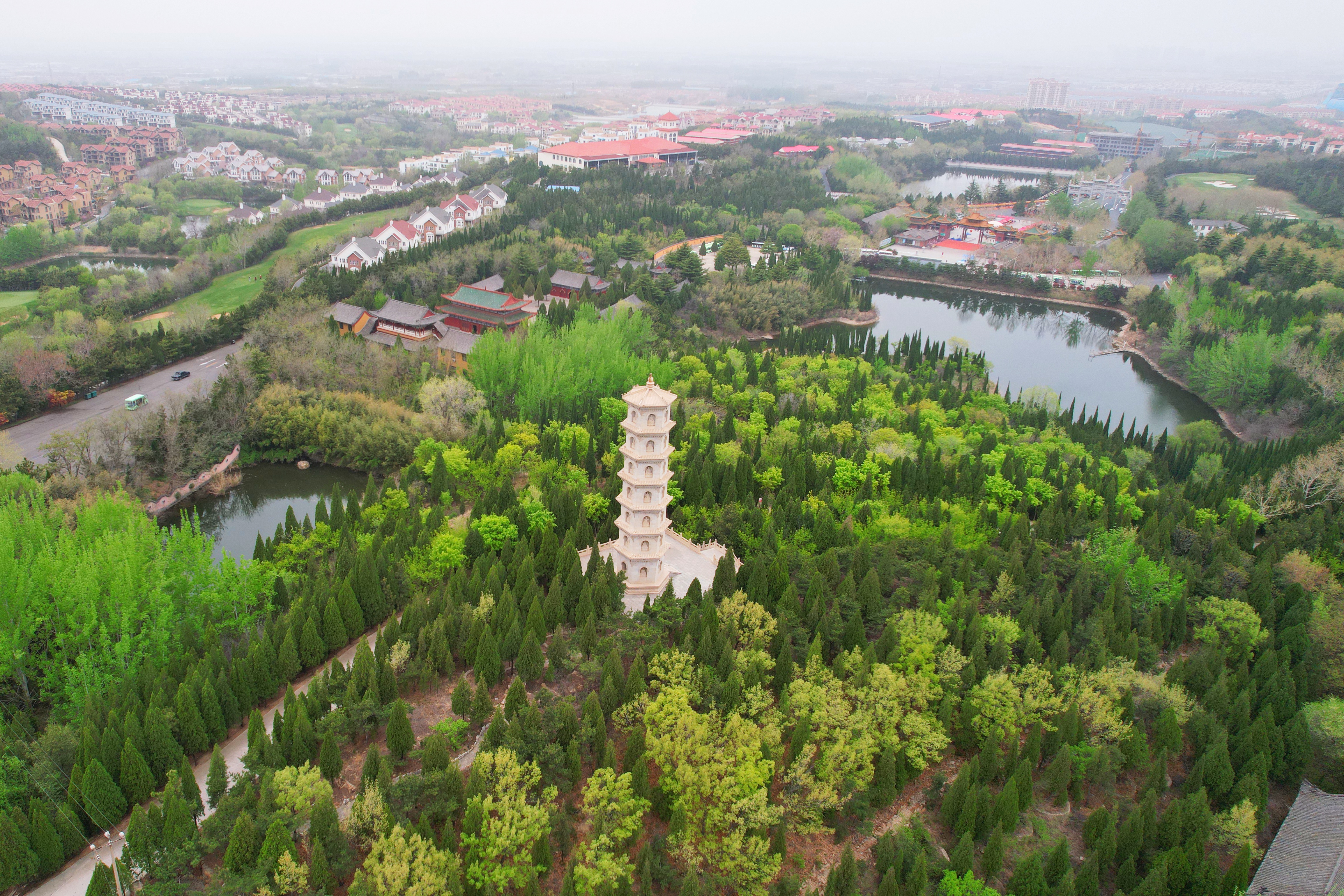 让我踏上了山东龙口的旅途,第一站我来到了南山旅游景区,在清幽静谧的