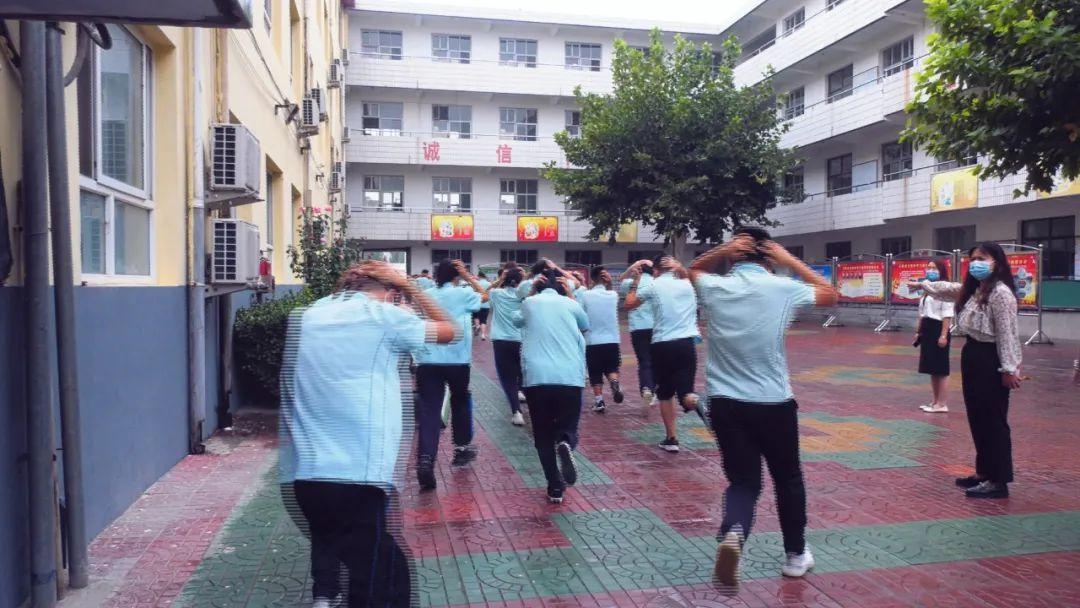 「安全无极」县文苑中学举办防地震安全疏散演练活动