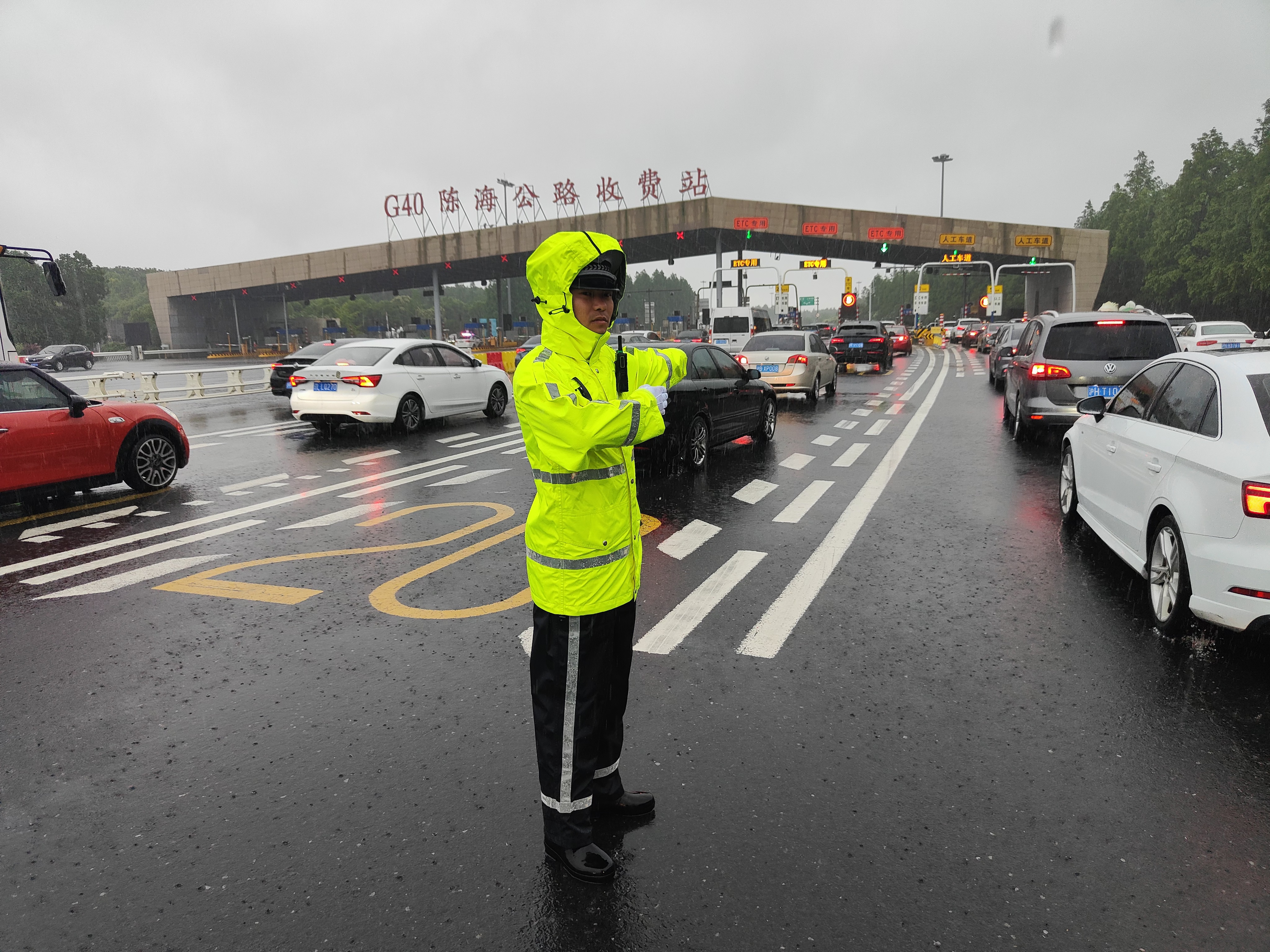 雨中警察图片