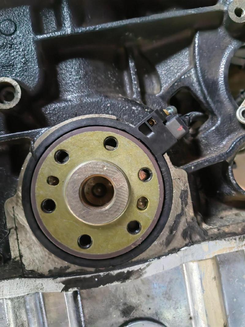 曲轴位置传感器的拆装