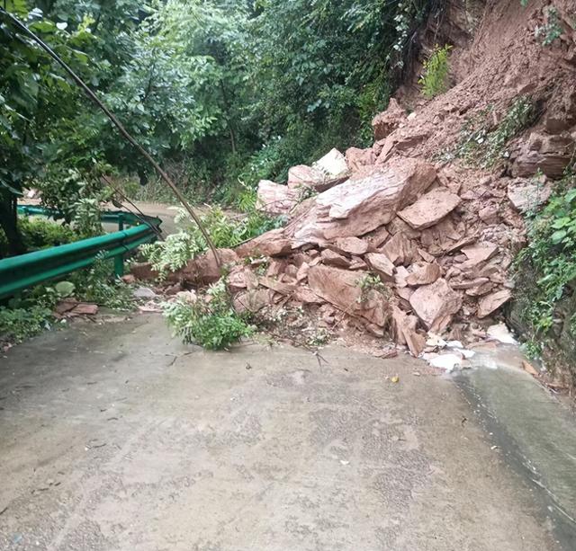 商洛突发山体滑坡,路面塌方,泥石流涌入家中,部分地区交通受阻