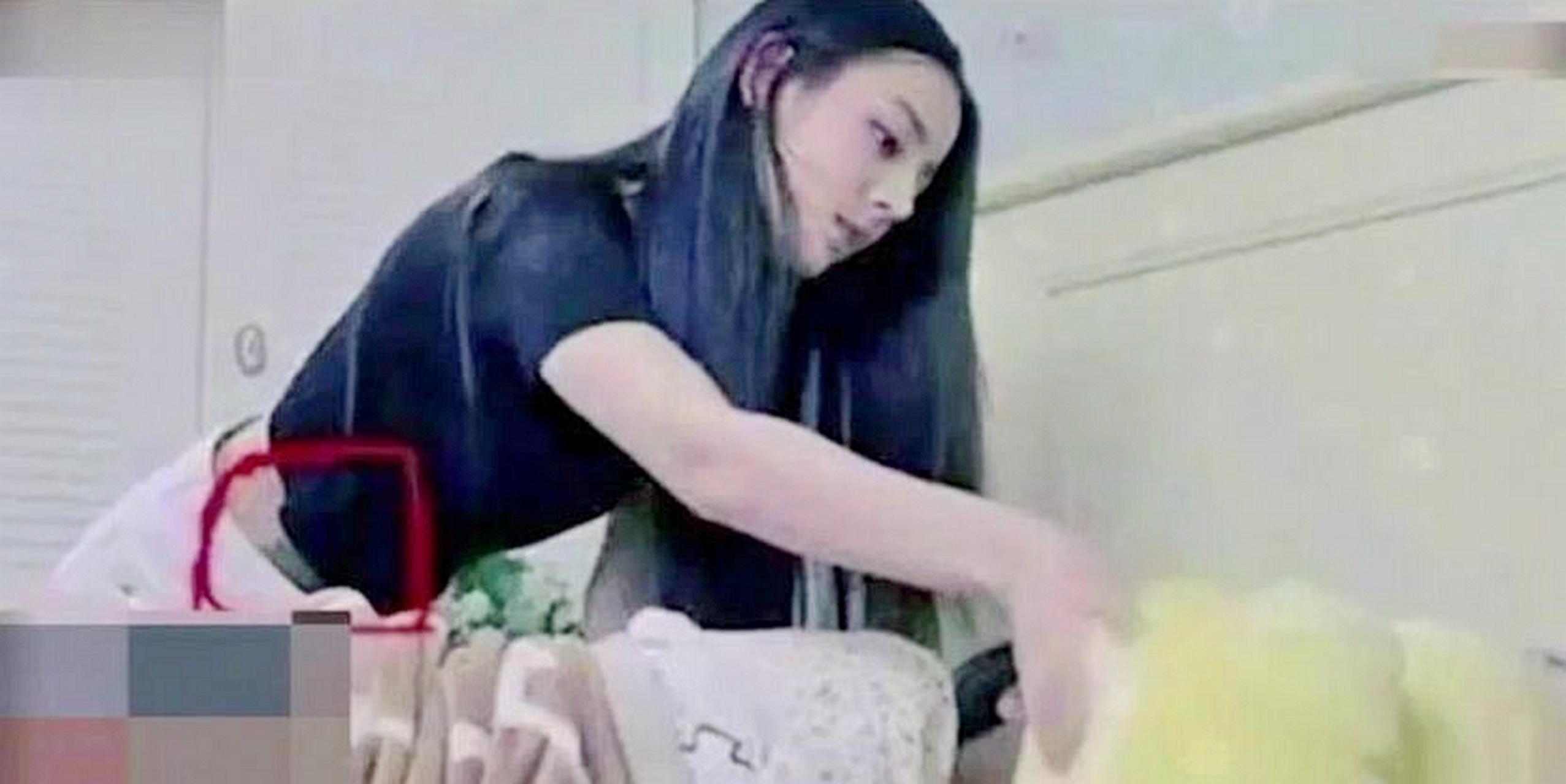 帝力热巴,无意中露出纹身,尴尬部位[汗]网友:有故事吗?