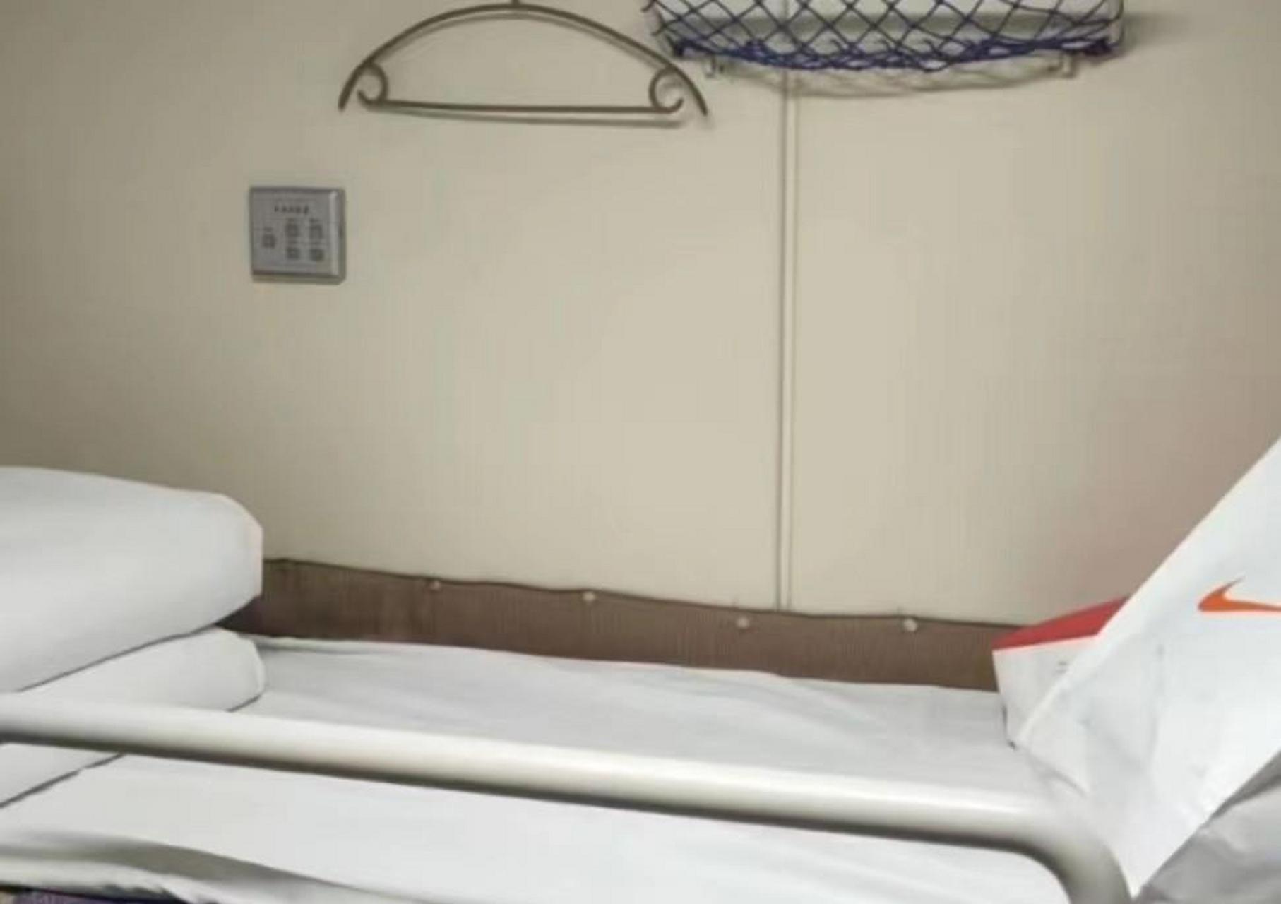 评论员 邱延波 这几天,一名女网友发帖称,她购买软卧车票,上车后发现