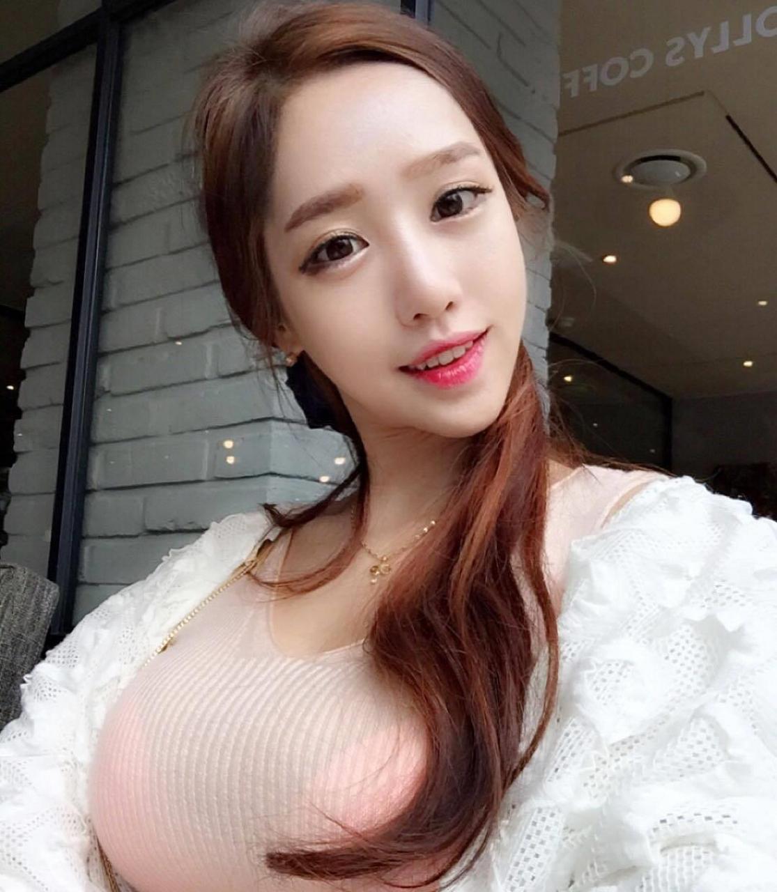 你将木李投赠我,我拿琼玖作回报.不是为了答谢你,珍重情意永相好.