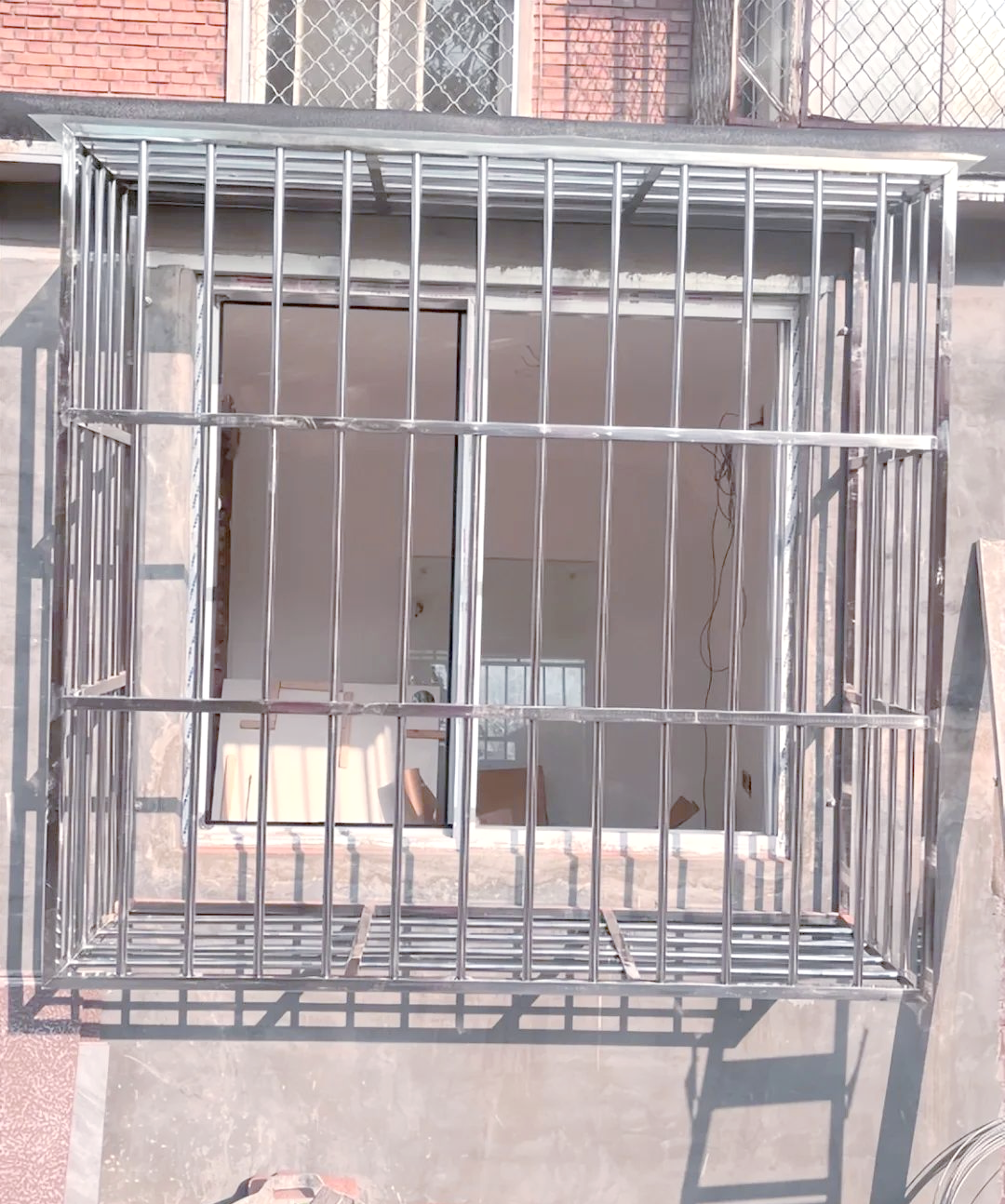 小区装修新潮流:摒弃传统防盗网,探索美观且实用的隐形防盗窗设计