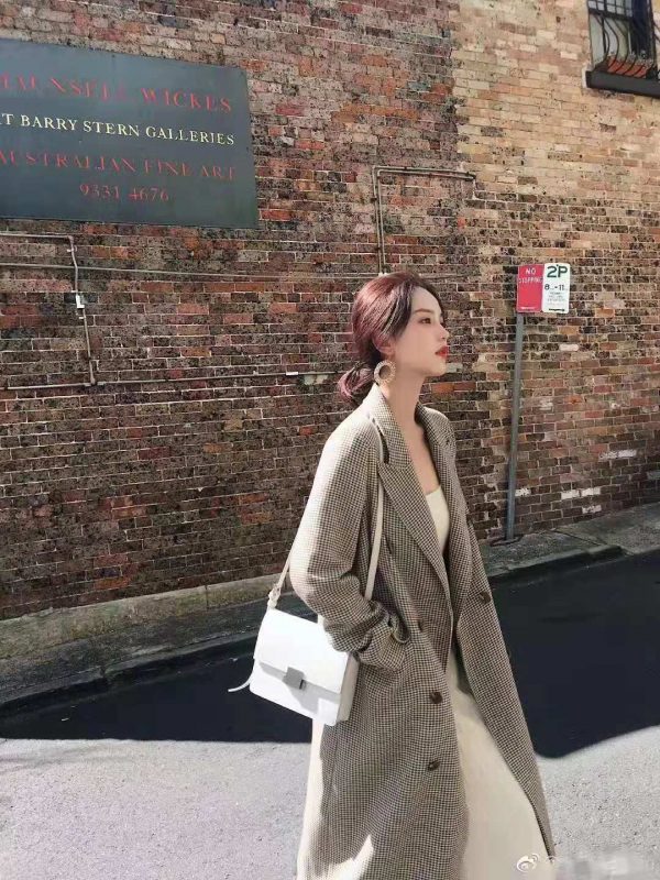 上海模特-商务预约:姑娘穿衣服秀美腿搭配很显眼