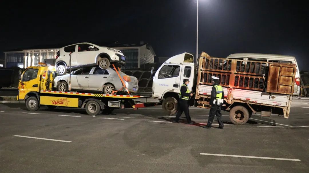 楚雄昆广高速趁夜大车拉小车两车叠罗汉这样的严重违法必须罚