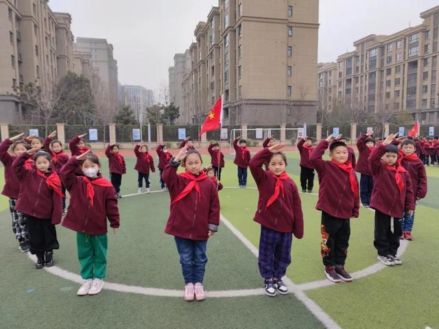 郑州四中实验学校小学部二年级第二批新队员入队仪式特写