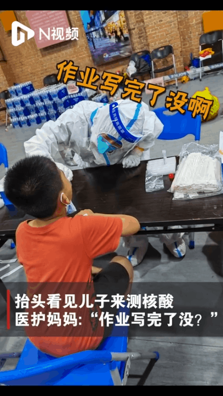 小女孩做核酸检测认出医护人员是妈妈,想抱抱却强忍眼泪离开