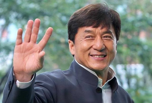 69岁成龙参加活动近照曝光!头发胡子花白老态龙钟