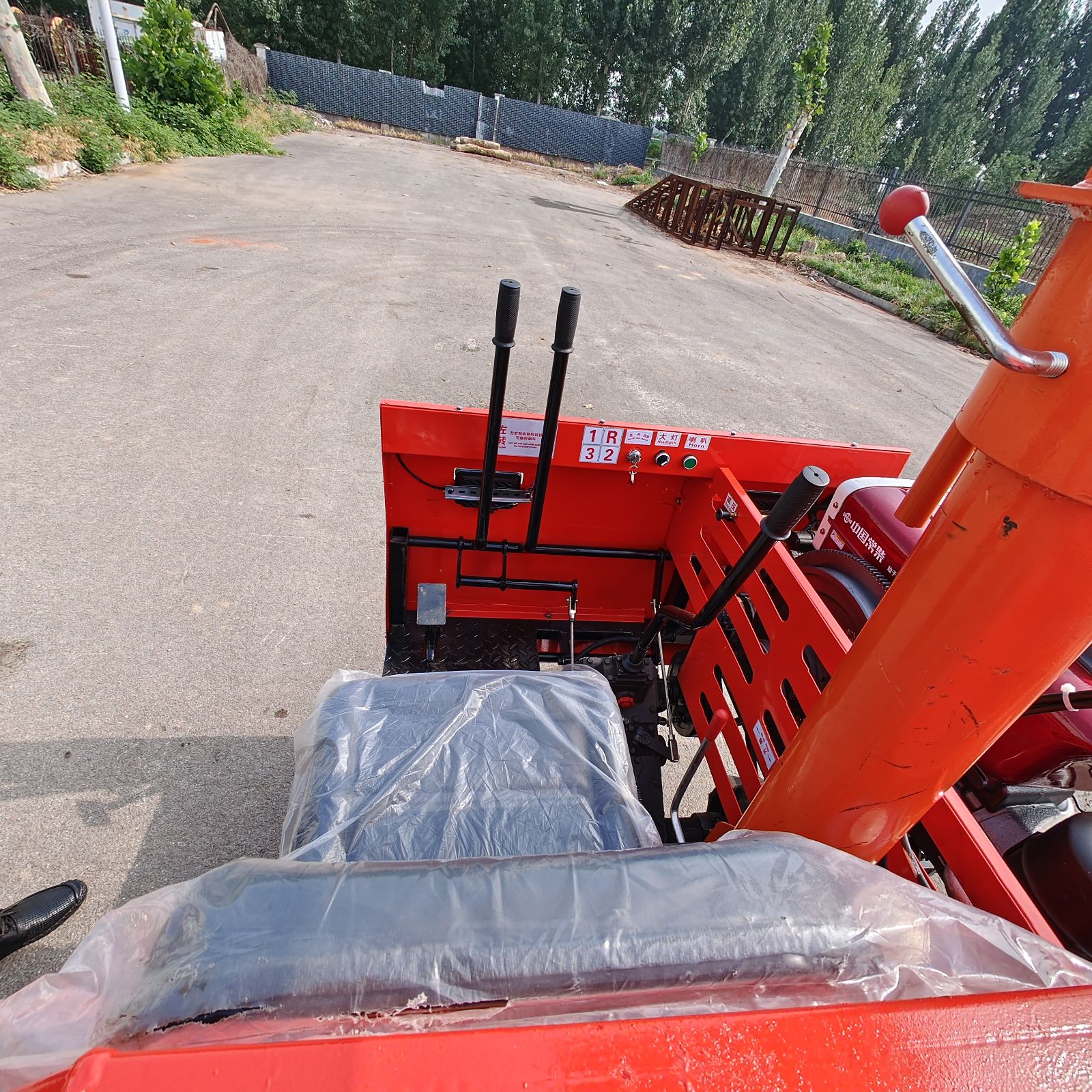 1.5吨履带运输车 加大加宽的车厢 爬爬车 爬山虎 拉木材车 吊车