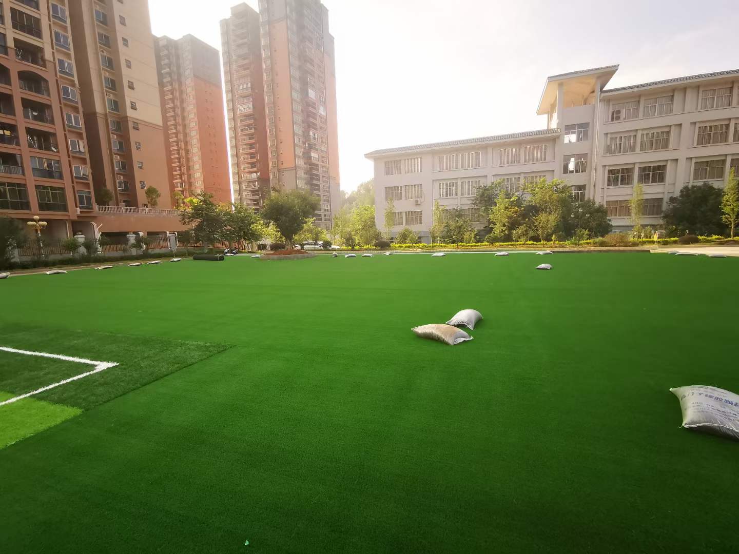 2,场地尺寸 设计中常用到的室外运动场地有网球场,篮球场,羽毛球