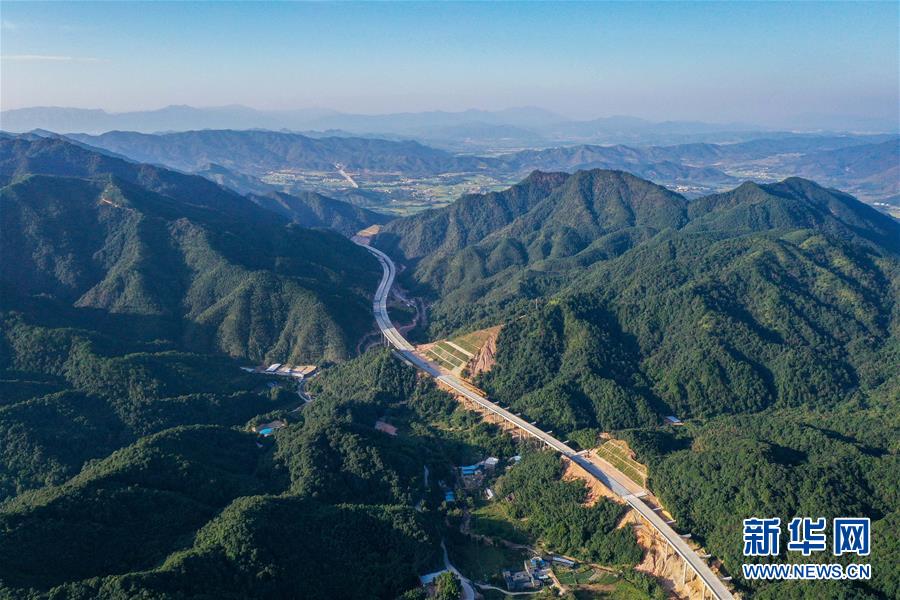 广东:韶新高速松山隧道全线贯通