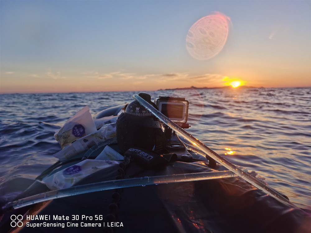 大连男子乘风破浪挑战单人无后援皮艇横渡渤海海峡