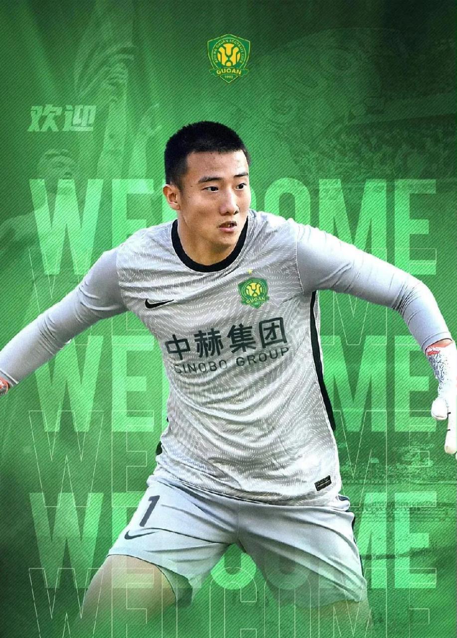 守门员韩佳奇 左后卫李磊(乃比江),左中卫柏杨(阮奇龙),右中卫恩嘉德