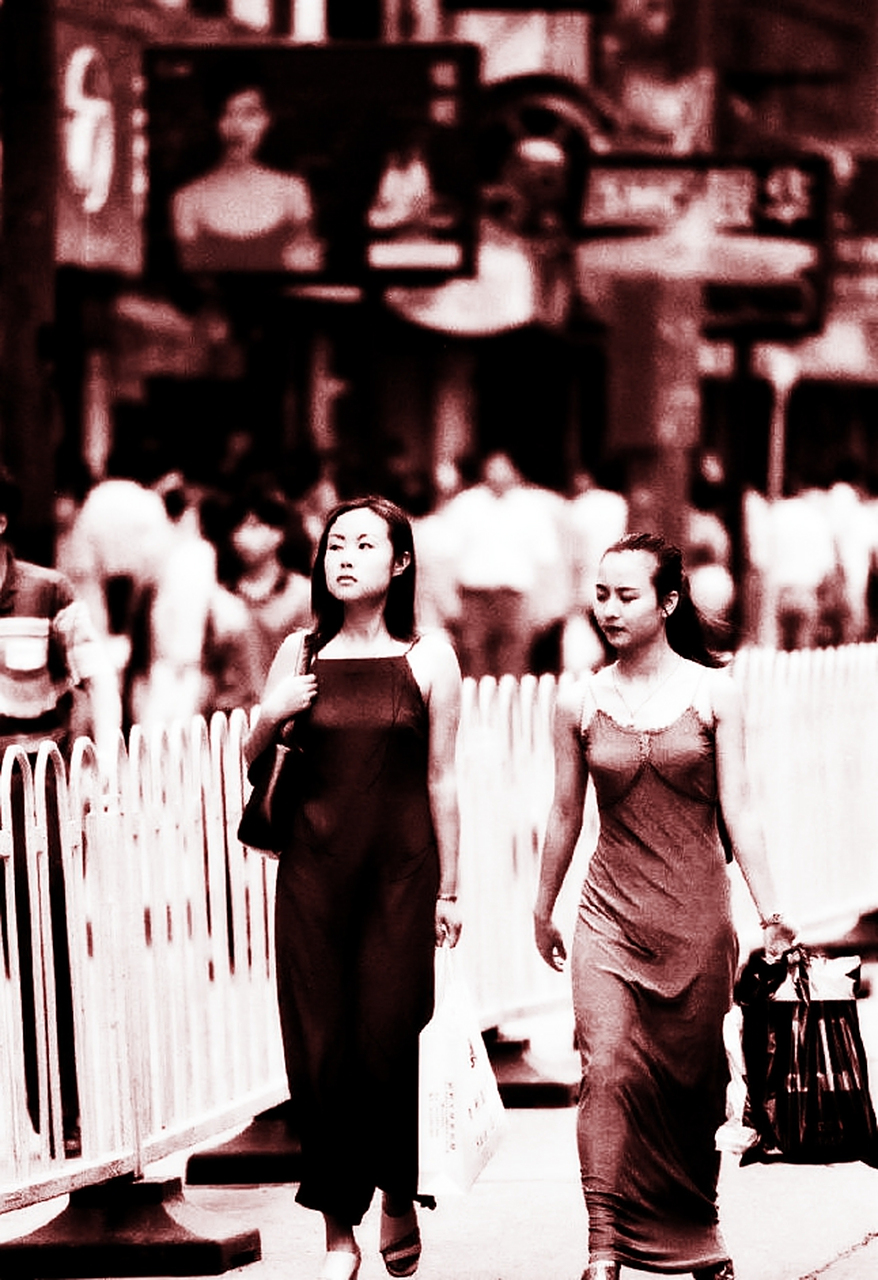 90年代南京街头的时尚女性,背着购物袋,仿佛在逛商场.