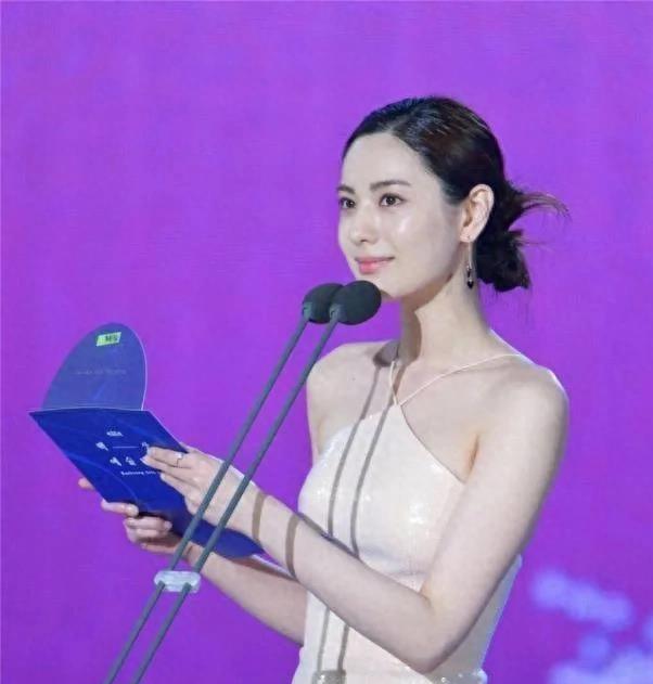 世界第一美人:林珍娜,身穿"乳胶"人鱼裙,堪称行走的乳胶娃娃