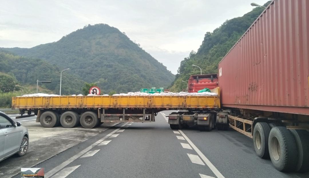 惊险!高速公路上掉头,两半挂车当场"脸贴脸"