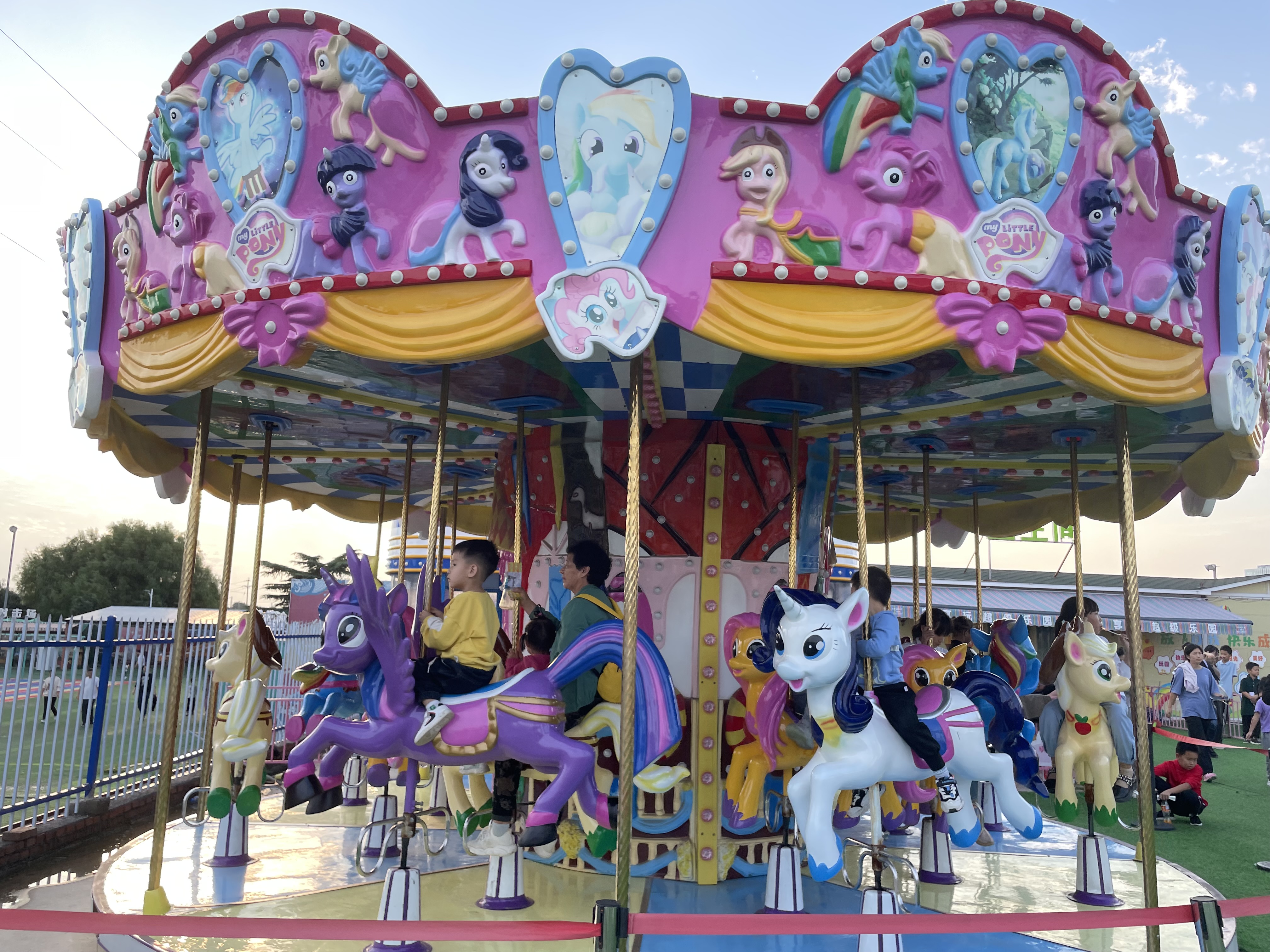 旋转木马是欢乐的童年回忆