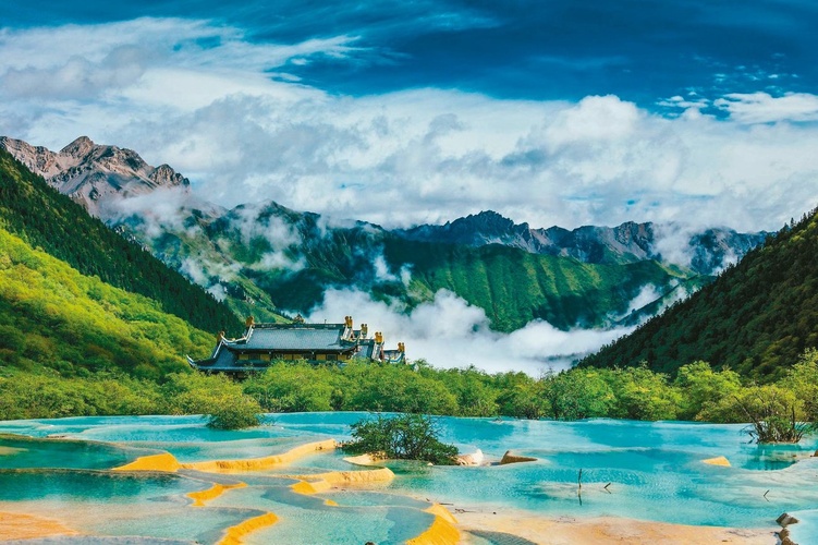 黄龙,位于中国四川省阿坝藏族羌族自治州的南部