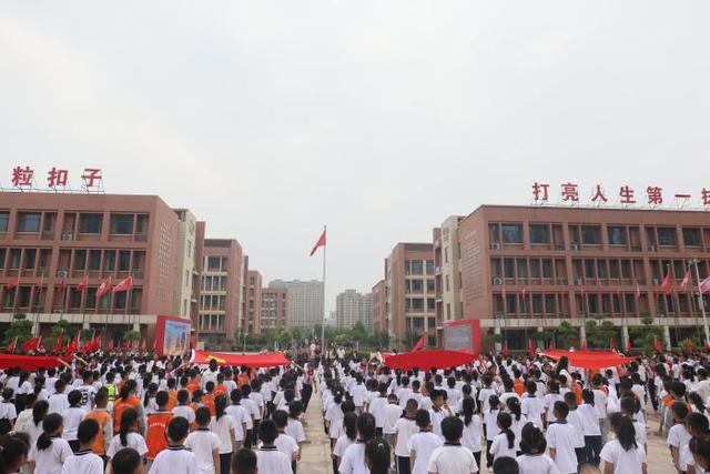 滨州实验学校南校区:"童心永向党 争做好队员"新队员入队仪式举办