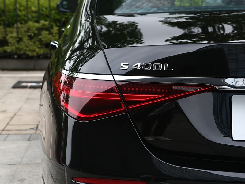 奔驰后标为什么会翻起来?