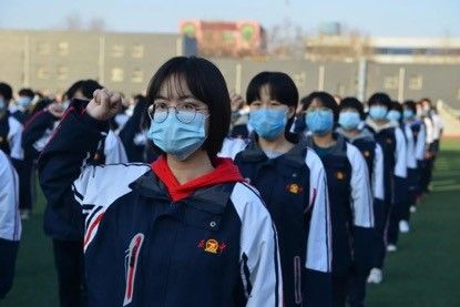 河北正定中学及东校区举行特殊升旗仪式