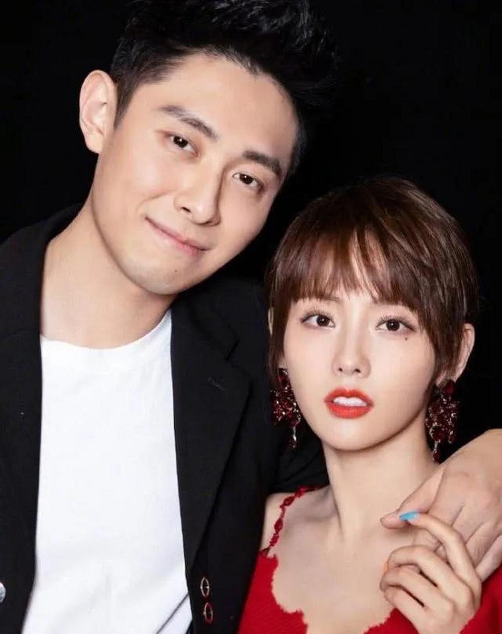 回看买超和张嘉倪当年的官宣文案,男方处处在展示着优越感,女方略显