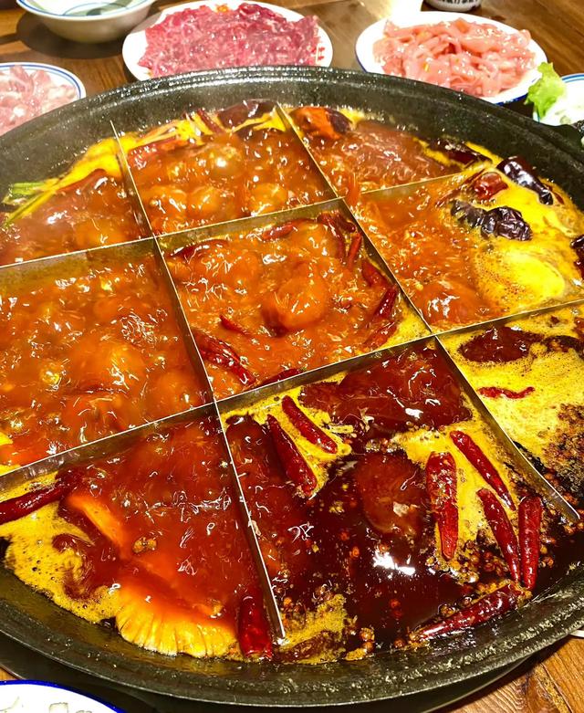 重庆九宫格火锅,那热烈而浓郁的味道和颜值,让人不得不喜欢