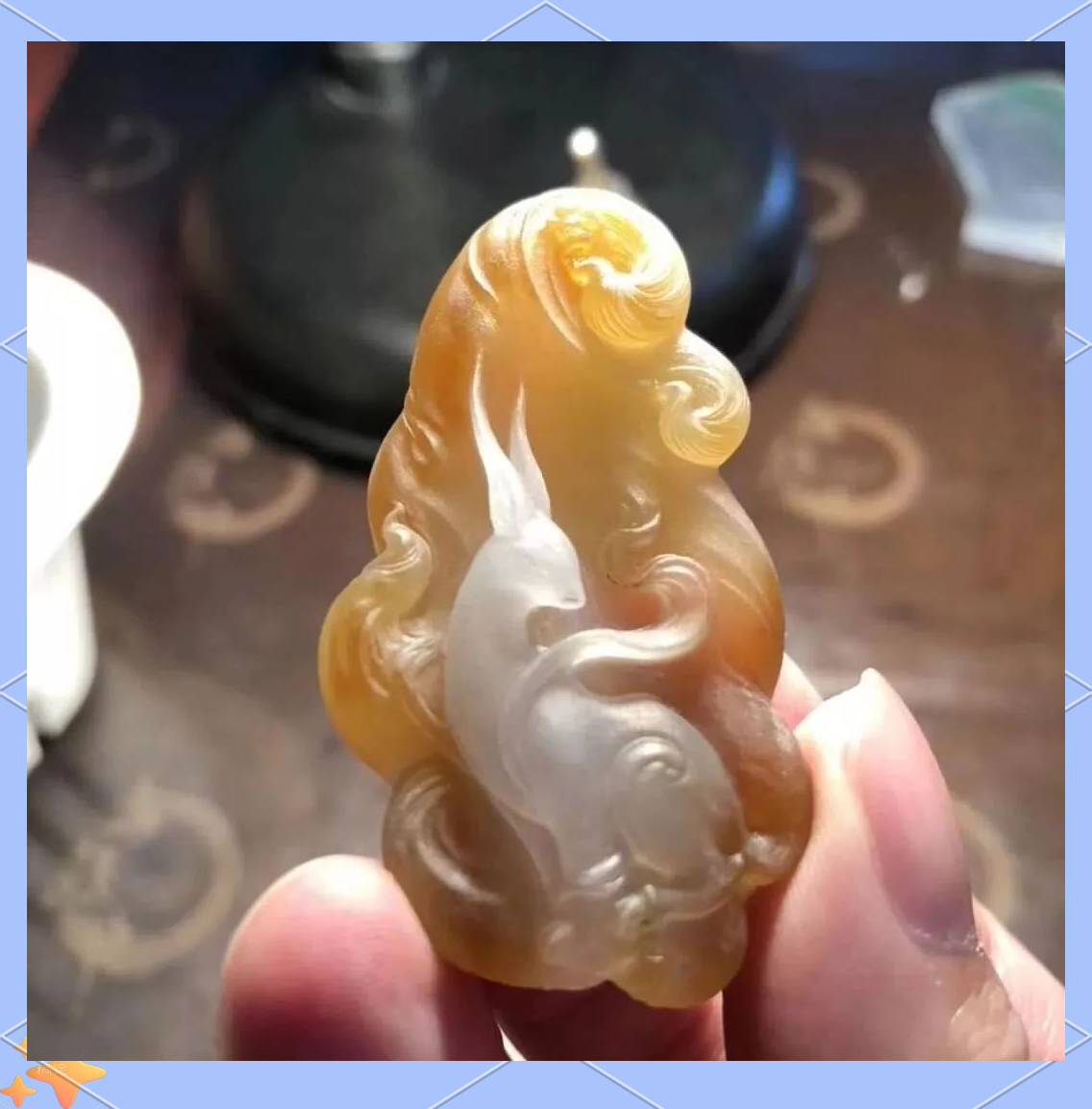 黄翡片料雕刻的九尾狐,灵动非凡!