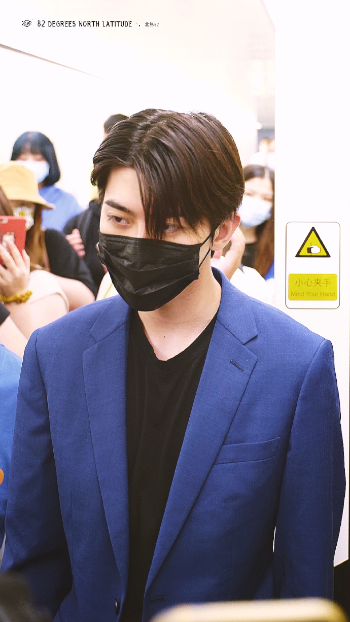 蔡徐坤上海飞张家界出发 今天是腿长两米的霸总蔡大奎!